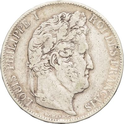 a close up of a coin with a man ' s head on it