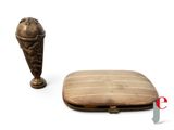 une petite boîte en bois et un objet métallique posés sur une surface blanche