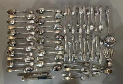 beaucoup de cuillères et de fourchettes sur la table