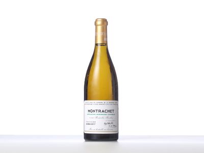 une bouteille de vin blanc posée sur une table