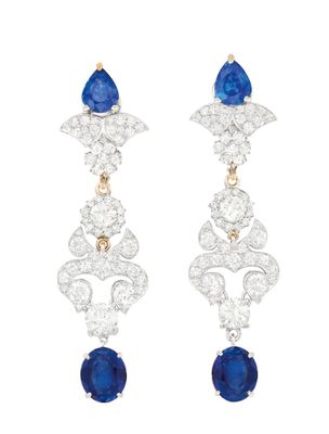 une paire de boucles d'oreilles en saphir et diamant
