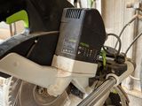 quelqu'un utilise une scie circulaire pour couper une pièce de bois