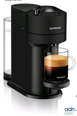 La cafetière se trouve à côté d'une tasse de café