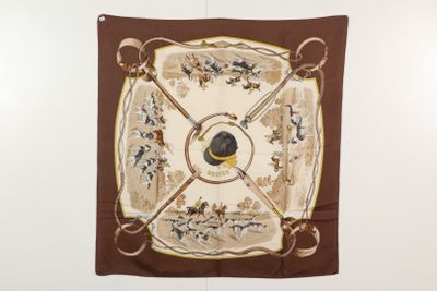 un foulard carré marron et blanc accroché à un mur