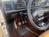 un tableau de bord de voiture avec un volant et un tableau de bord