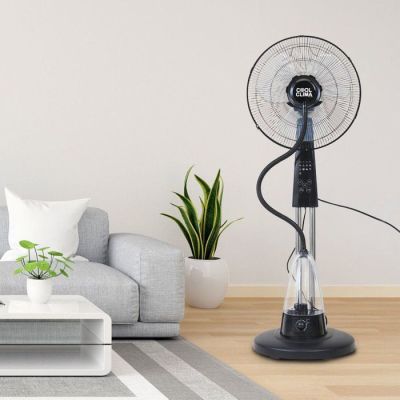 une photo d'un salon avec un ventilateur dans un coin