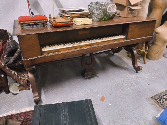 Piano forte. Caisse rectangulaire à plateau brisé à abattant. Pie...