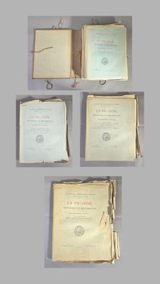 quatre pages d'un livre sont ouvertes sur une table