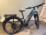un vélo garé dans un coin de la pièce