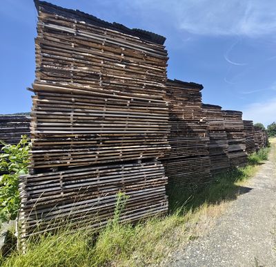 un gros tas de bois au bord de la route