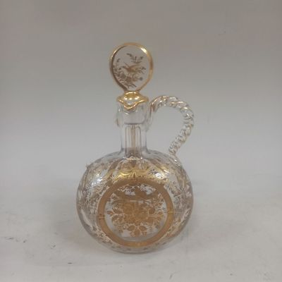 Une VERSEUSE en cristal taillé, décor à l'or de fleurs et in…