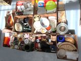tout un tas d'objets divers dans une boîte posée par terre