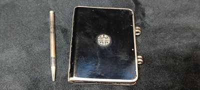 Carnet de bal laqué noir avec petit stylet