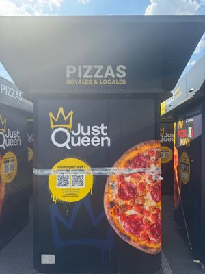 deux pizzas exposées à l'extérieur d'un restaurant