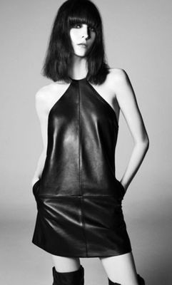 une photo en noir et blanc d'une femme vêtue d'une robe en cuir