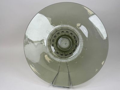 une plaque de verre percée d'un trou au milieu