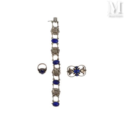 un gros plan sur une paire de boucles d'oreilles et une bague sur fond blanc