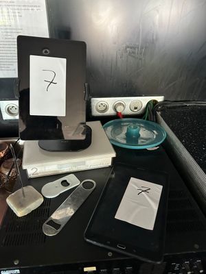 une tablette posée sur un bureau, à côté d'un ordinateur portable