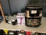 une photo d'une cafetière posée sur une étagère dans un magasin
