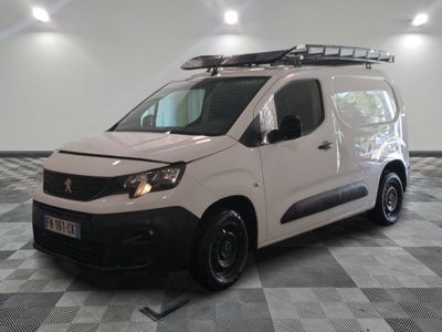 la photo d'une camionnette blanche garée dans une pièce