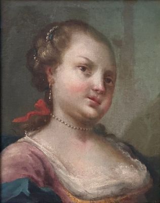 portrait d'une femme en robe rose avec un nœud rouge