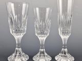 trois verres à vin transparents posés les uns à côté des autres sur une table