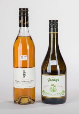 deux bouteilles de vin posées l'une à côté de l'autre sur une surface blanche