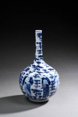 un vieux vase bleu et blanc posé sur une table