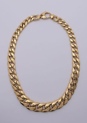 un collier en or sur fond blanc