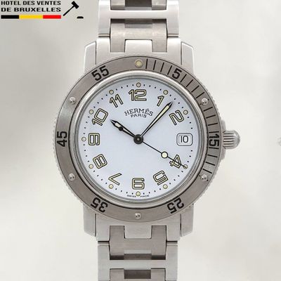 une montre en argent avec un cadran blanc, montée sur un bracelet