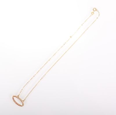 un collier en or avec un pendentif en forme de croissant sur fond blanc