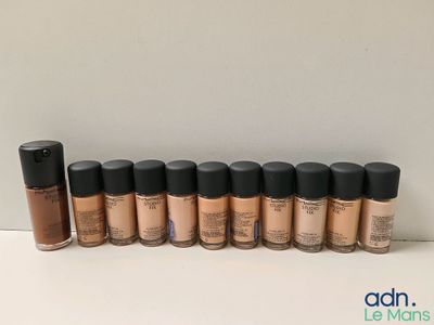 une rangée de produits de maquillage posés sur une table blanche