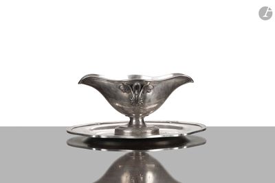 une assiette en argent sur laquelle est posée une soucoupe en argent