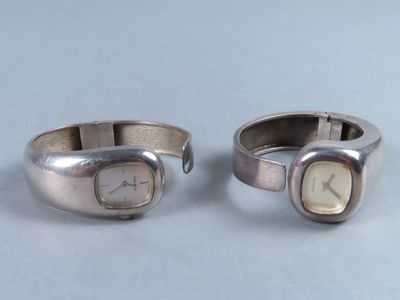 une paire de bagues en argent, avec une montre de chaque côté