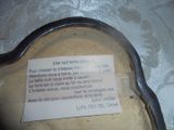une étiquette au fond d'un moule à gâteau