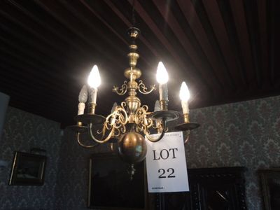 un lustre auquel sont suspendues de nombreuses bougies