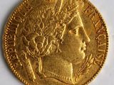 gros plan d'une pièce d'or sur une surface blanche