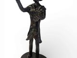 figurine en bronze représentant une femme tenant un oiseau et un éventail