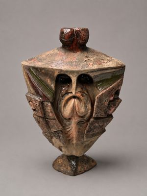une image représentant un vase sur lequel figure un visage