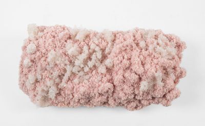 de la laine rose et blanche sur un fond blanc