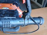 une soufflerie noire et orange posée sur une table en bois