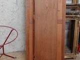 un lit avec une tête et un pied de lit en bois dans une chambre