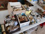 une table sur laquelle se trouvent de nombreux objets