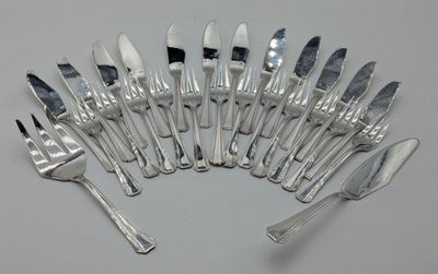 a lot of forks and spoons that are arranged in a circle