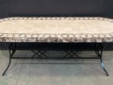 un gros plan d'une table avec un plateau en carrelage et des pieds en métal