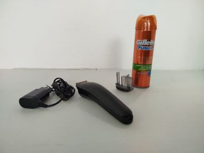 une photo représentant un sèche-cheveux et un sèche-cheveux de salon posés sur une table