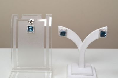 deux boucles d'oreilles exposées sur une table