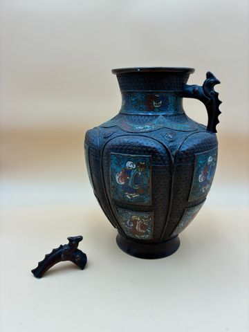 JAPON, époque Meiji, vase en bronze et émaux cloisonnés. H 30,5 L
