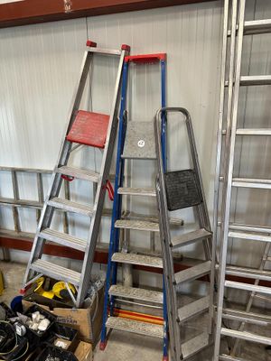 many ladders that are sitting in a room