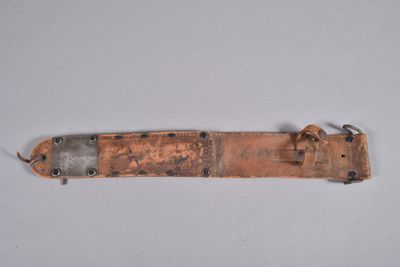 gros plan d'un couteau sur une surface blanche
